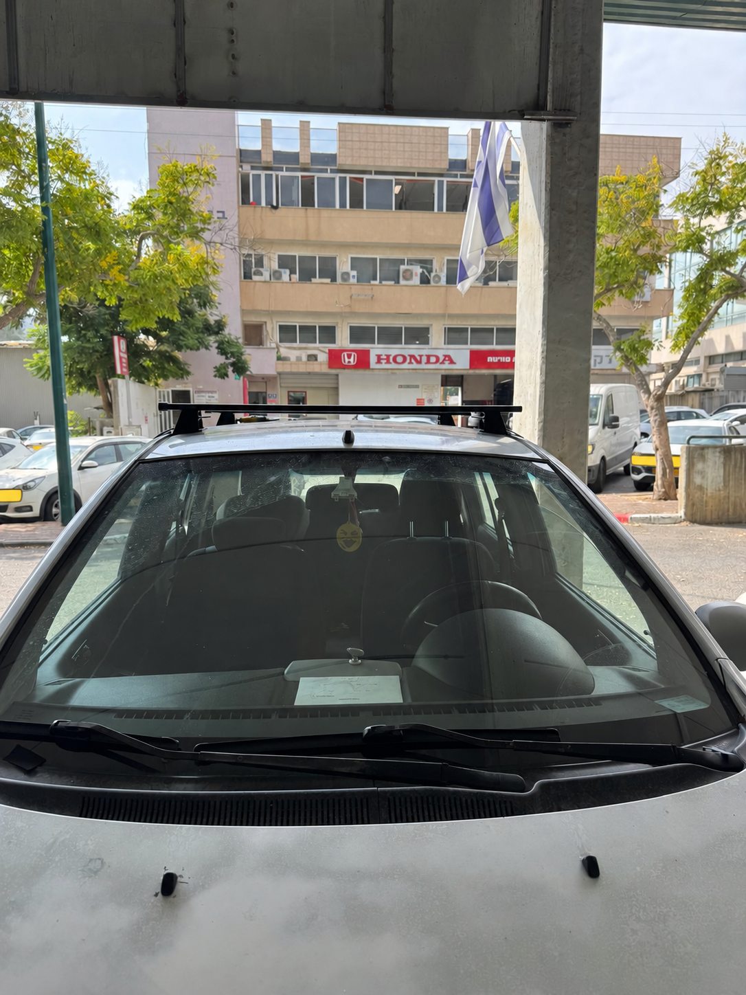 גגון רוחב שחור על יונדאי גטס לאחר ההתקנה – מבט קרוב